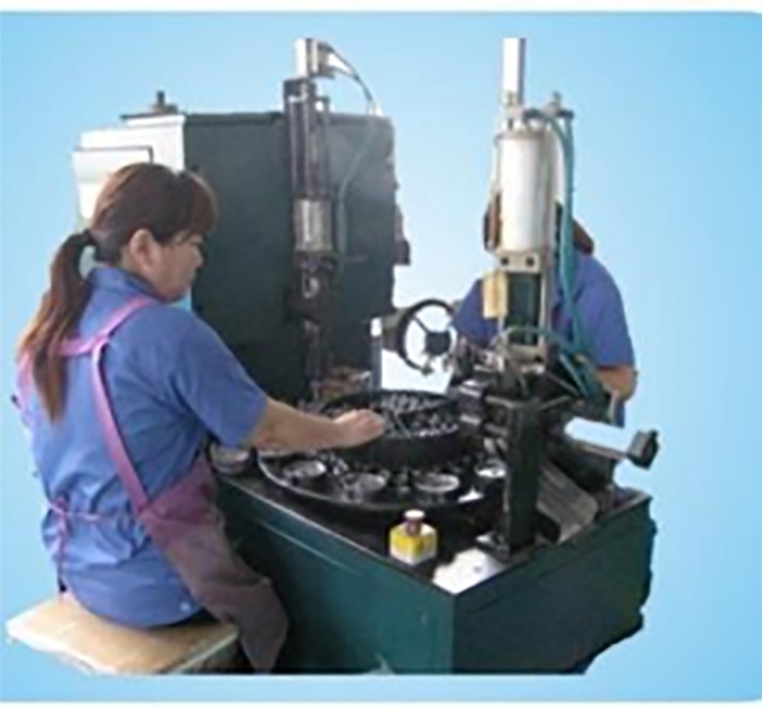 End cap rivet refueling machine